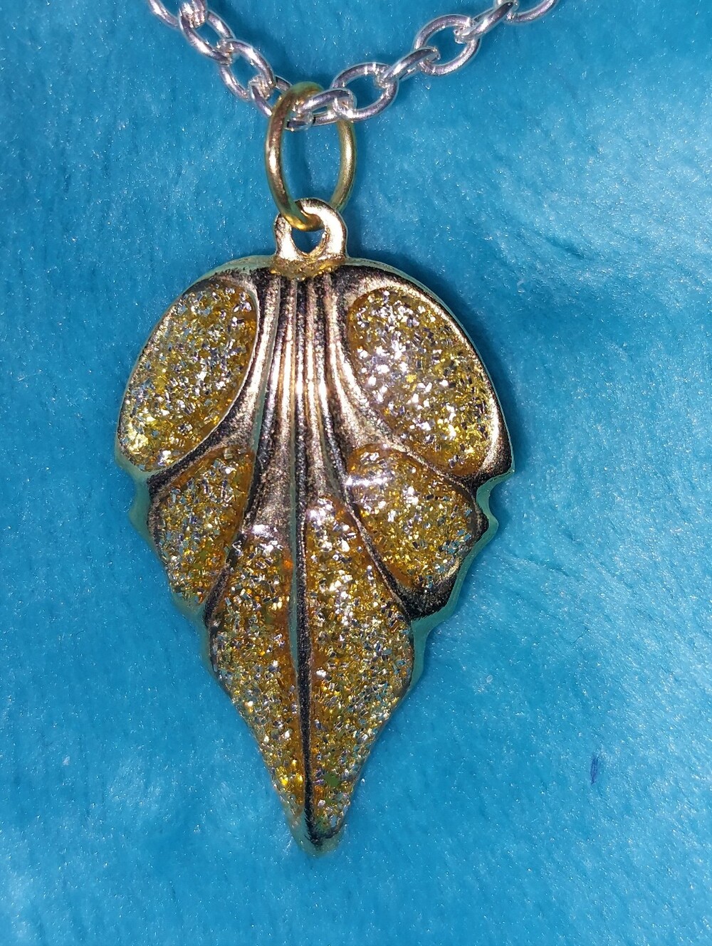 Gold‑Tone Leaf Pendant with Glitter Resin “Diamond Dust” Style – Vintage Fashion